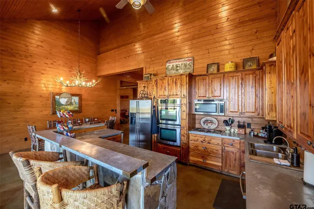 $4,995,000 | 891 Private Road 8454, Palestine, TX 75803