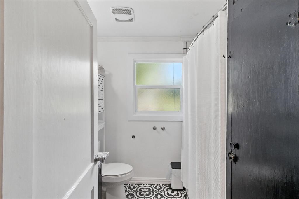 116 West 7th Street Weatherford, TX 76086 - Photo 16 of 26 a bathroom with a toilet and a shower