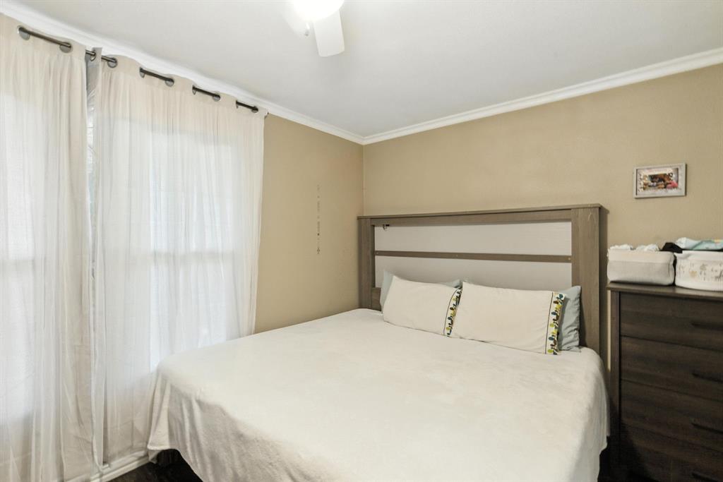 116 West 7th Street Weatherford, TX 76086 - Photo 20 of 26 a bedroom with a bed and a window