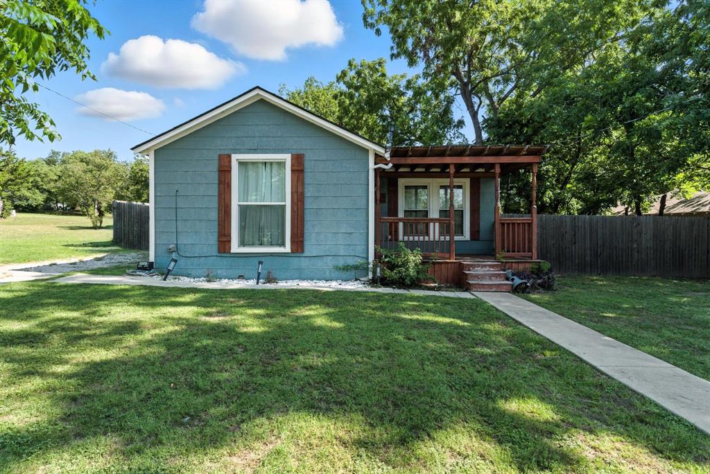 116 West 7th Street Weatherford, TX 76086 - Photo 2 of 26 a front view of house with yard and green space