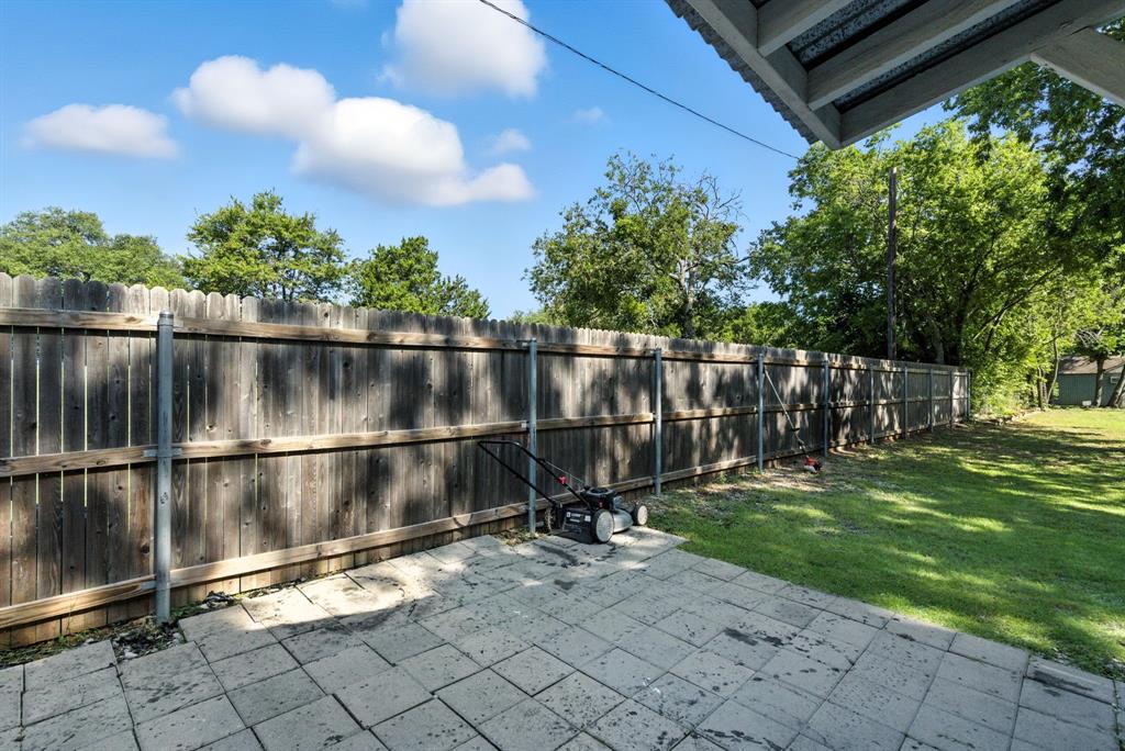 116 West 7th Street Weatherford, TX 76086 - Photo 23 of 26 a backyard with a fountain