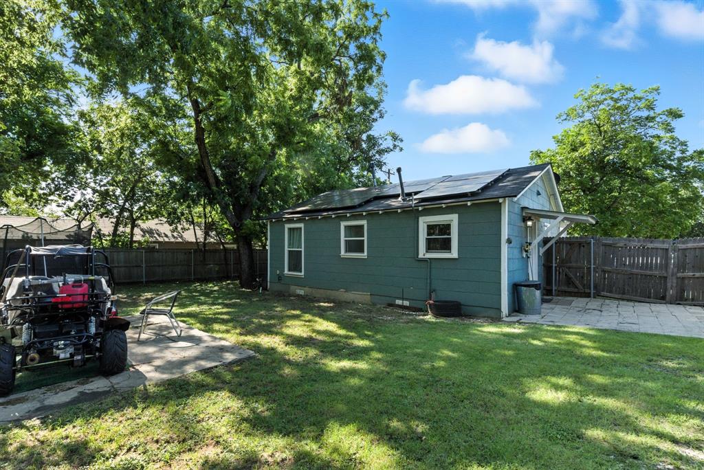 116 West 7th Street Weatherford, TX 76086 - Photo 4 of 26 a view of a backyard with a large tree