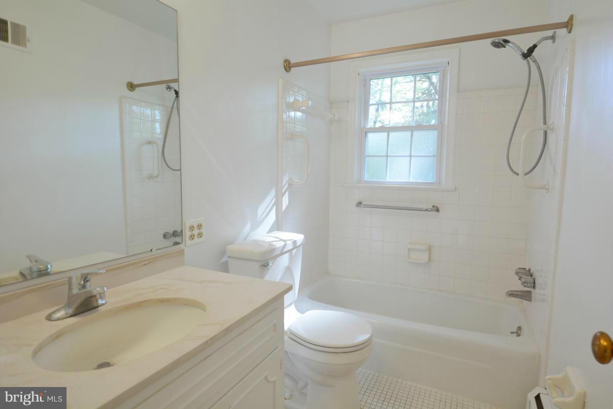 8012 Falstaff Road McLean, VA 22102 - Photo 13 of 26 Bath