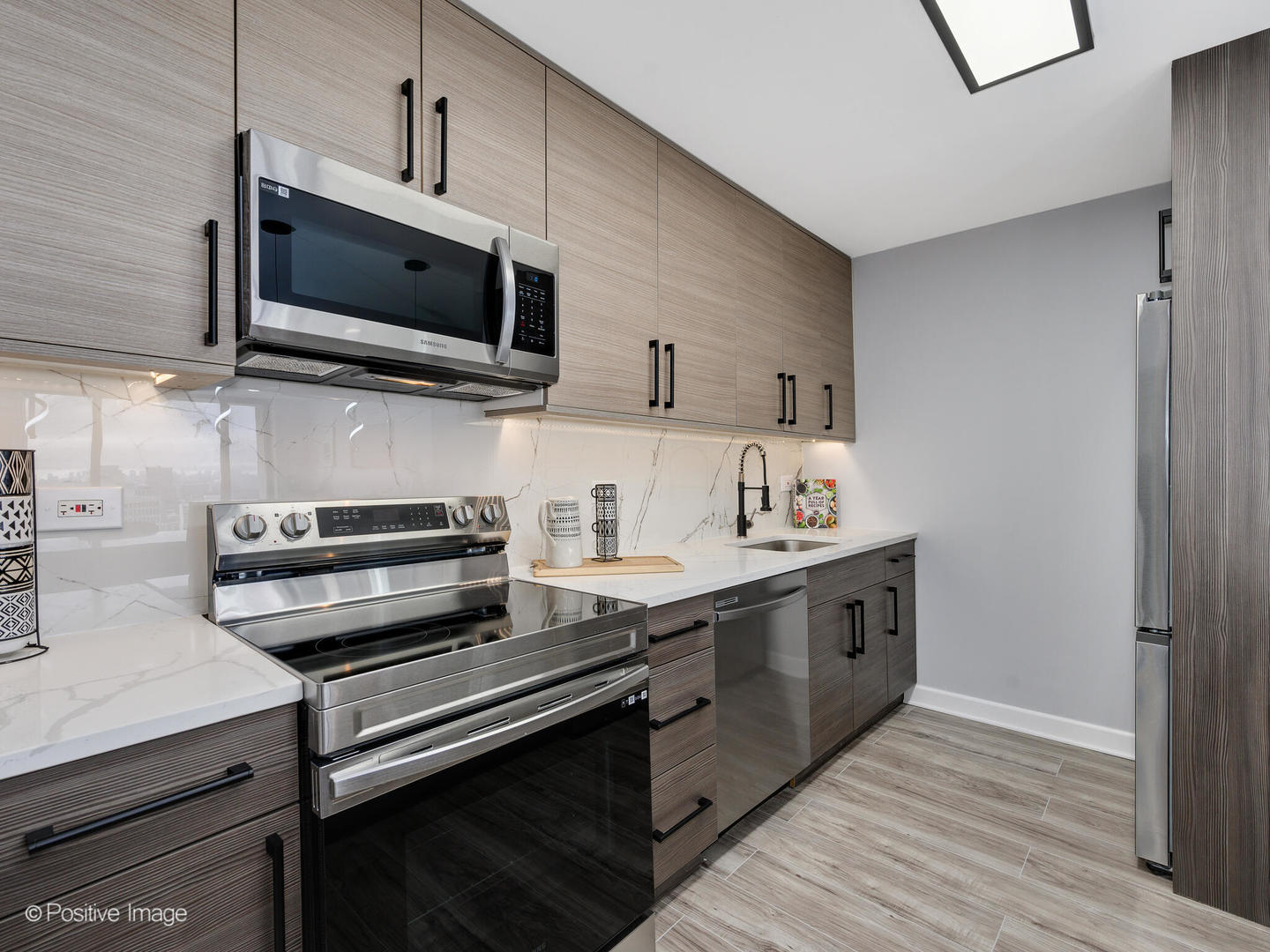 5455 North Sheridan Road, Unit 3906 Chicago, IL 60640 - Photo 5 of 24 a kitchen with a stove and a microwave