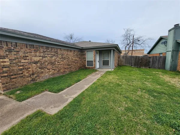 $1,800 | 348 Spring Branch Lane, Kennedale, TX 76060