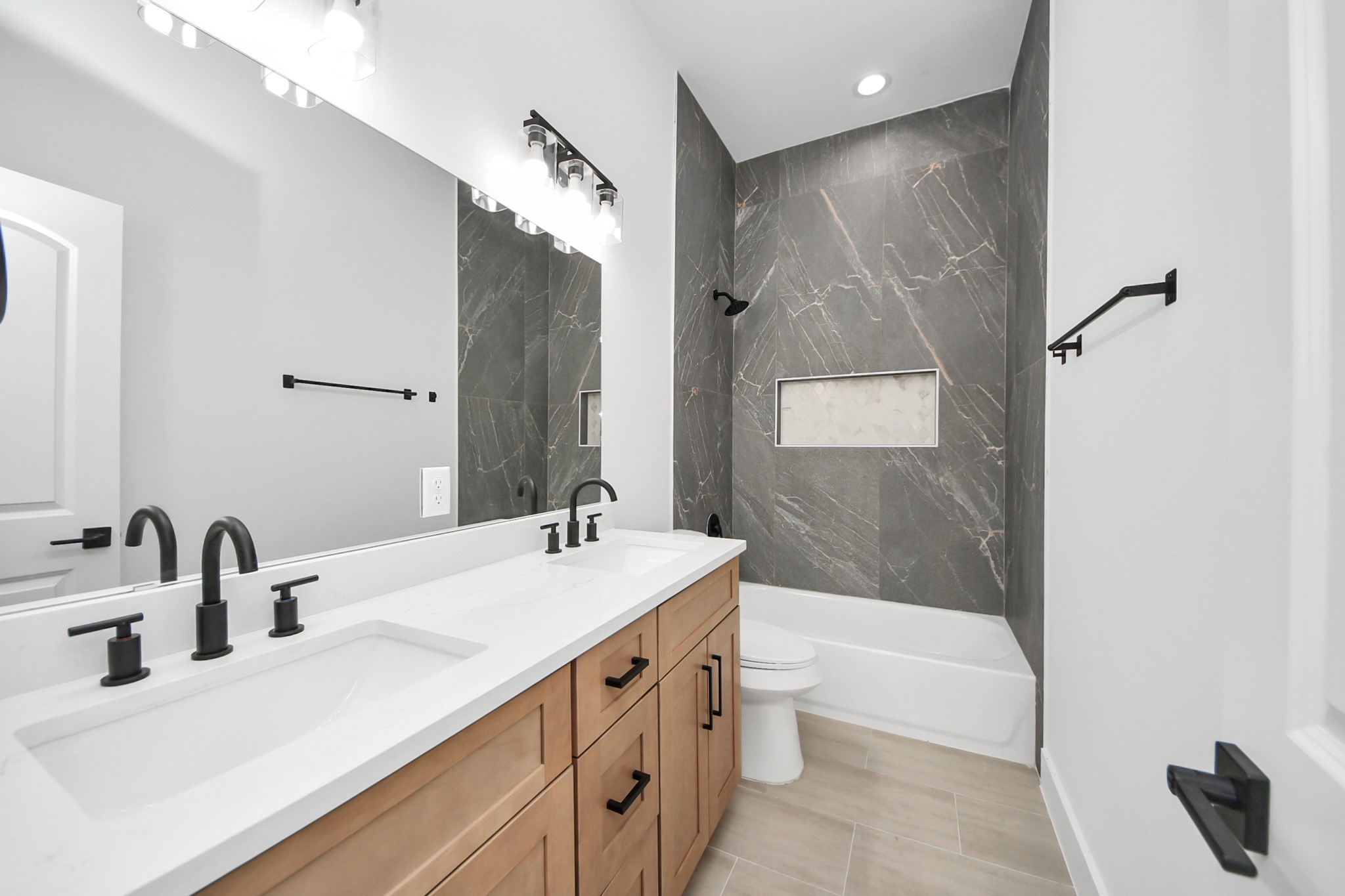 3535 Amos Street Houston, TX 77021 - Photo 35 of 46 Second full bathroom