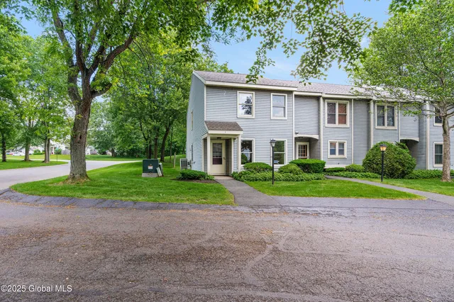 $284,900 | 1 Hale Drive, Halfmoon, NY 12065