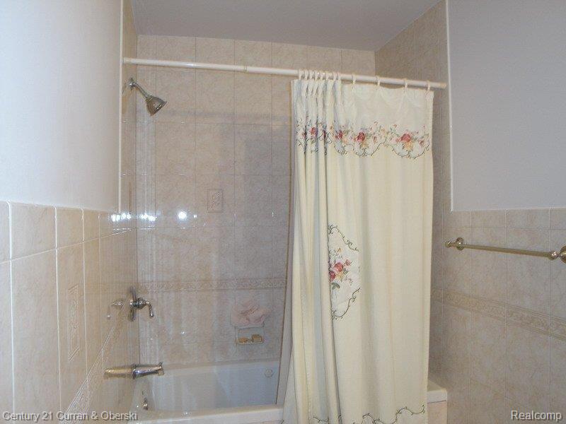 6427 Chase Road Dearborn, MI 48126 - Photo 12 of 20 Master Bath.JPG