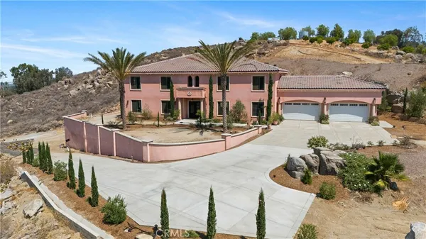 a view of a house with backyard and sitting area
