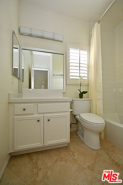 699 Alta Ridge Palm Springs, CA 92262 - Photo 16 of 31 a bathroom with a toilet sink and mirror