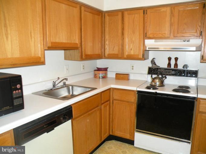 11625 Springhouse Place Reston, VA 20194 - Photo 4 of 30 Full Kitchen on Lower Level