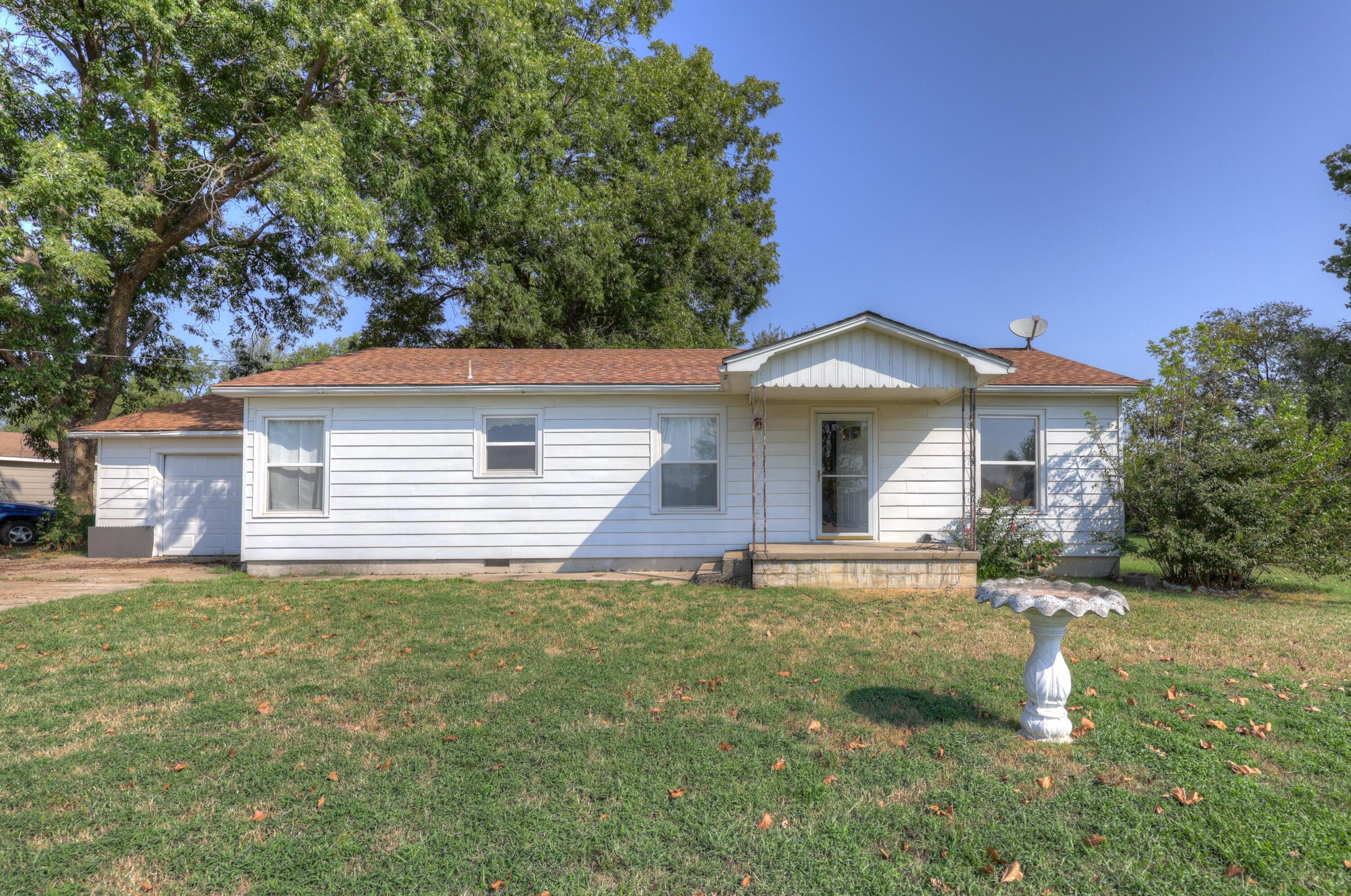 733 E Country Rd Front