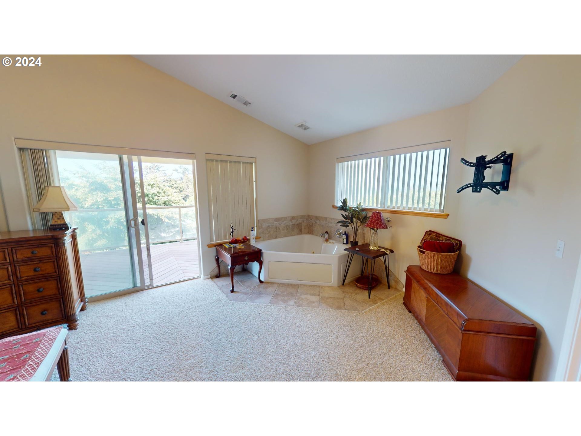 94244 10th Street Gold Beach, OR 97444 - Photo 20 of 39 Owner's Suite Bedroom