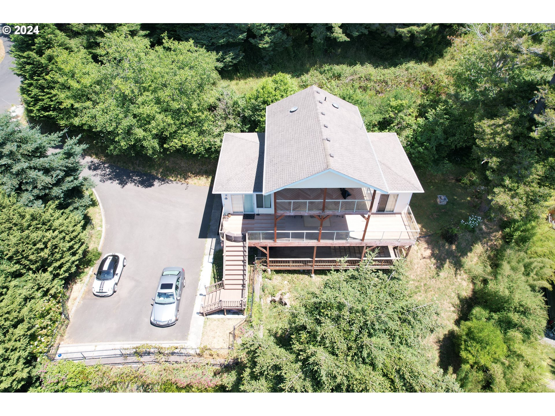 94244 10th Street Gold Beach, OR 97444 - Photo 23 of 39 Owner's Suite Bedroom