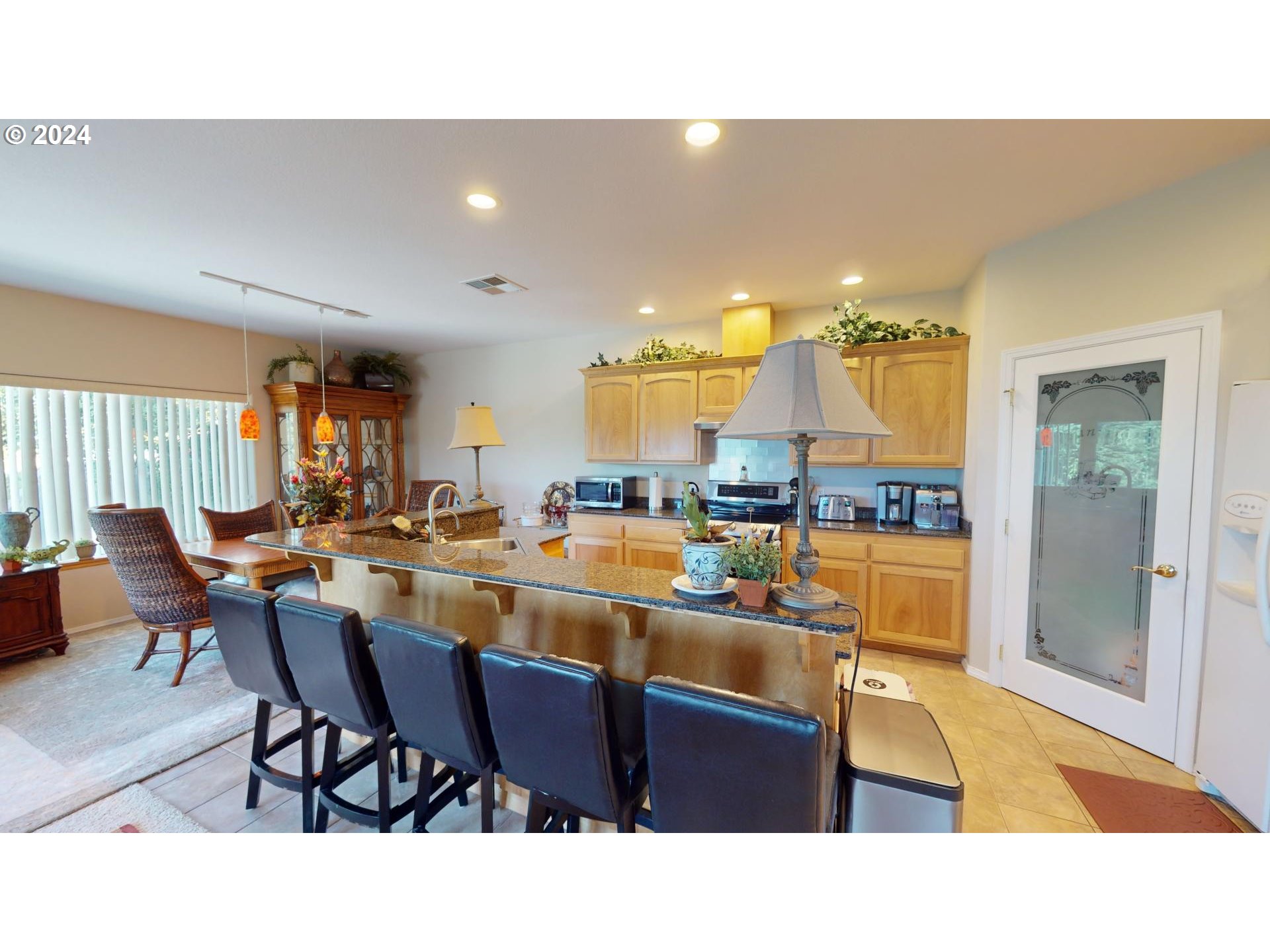 94244 10th Street Gold Beach, OR 97444 - Photo 9 of 39 Dining Area