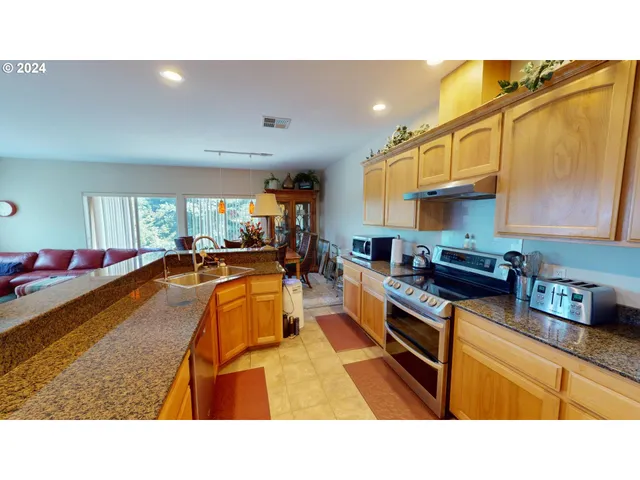 $565,000 | 94244 10th Street, Gold Beach, OR 97444