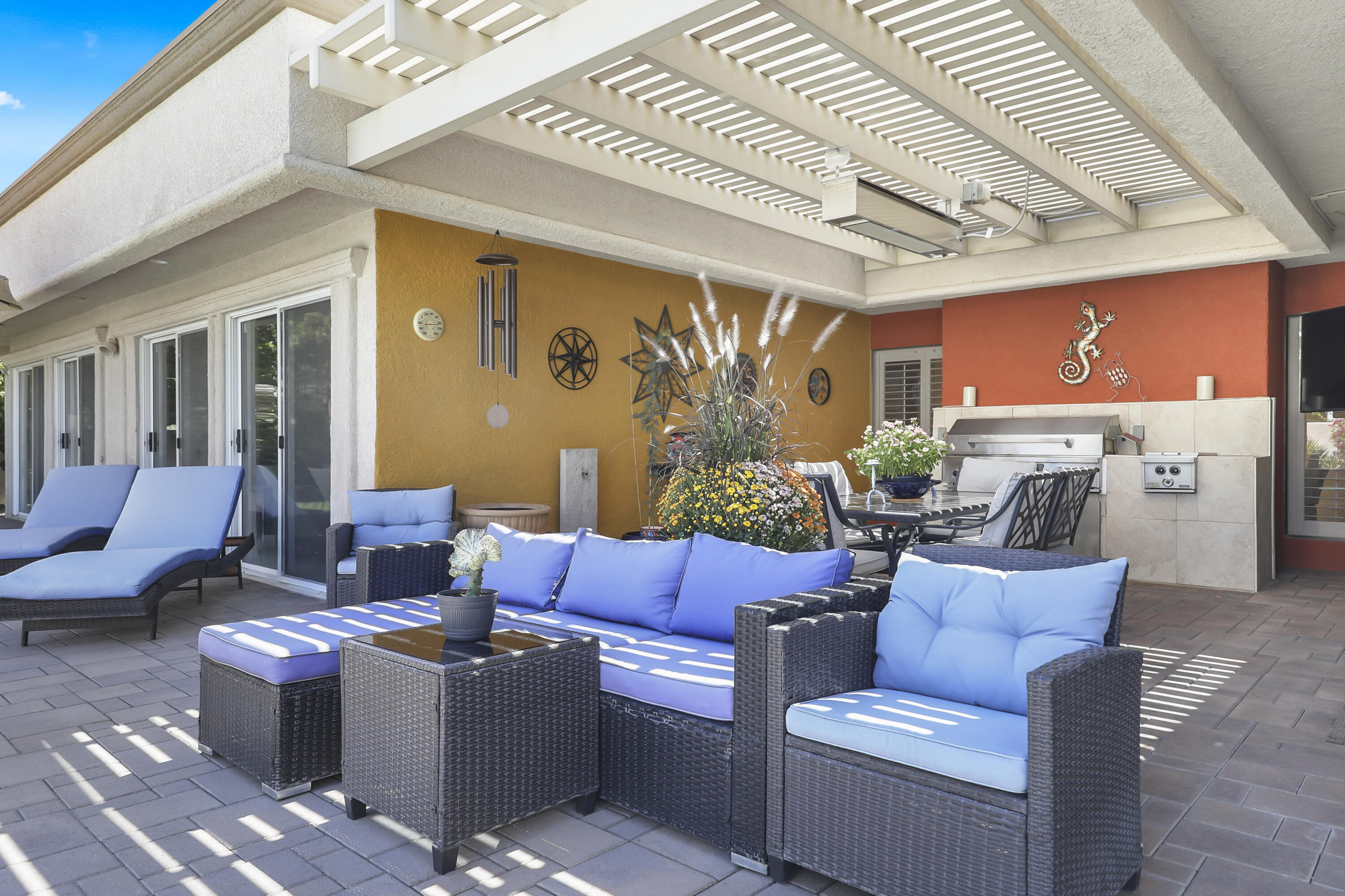 78950 Starlight Lane Bermuda Dunes, CA 92203 - Photo 35 of 40 a living room with furniture and a chandelier