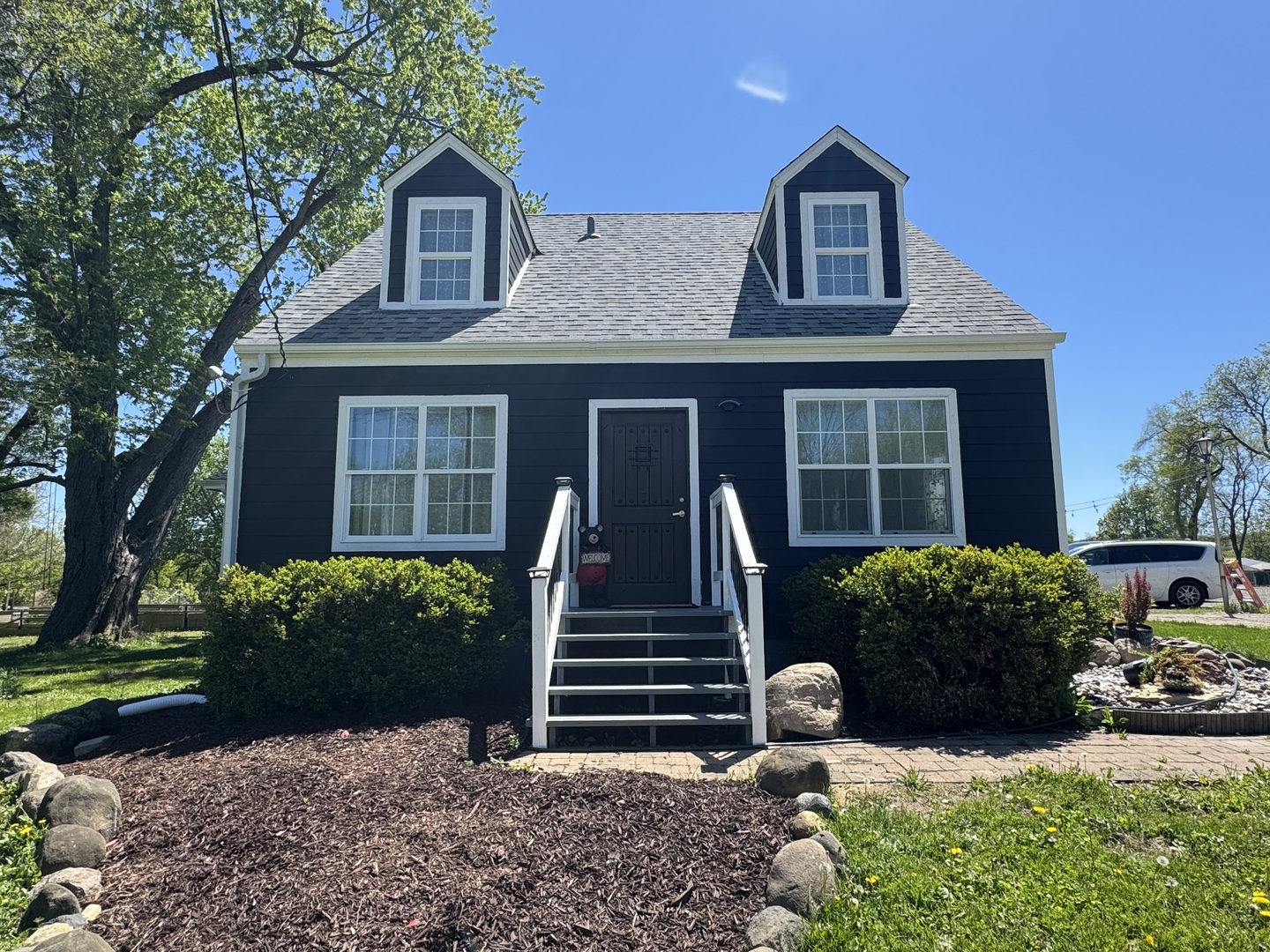 931 South Rawson Bridge Road Cary, IL 60013 - Photo 3 of 36 a front view of a house with garden