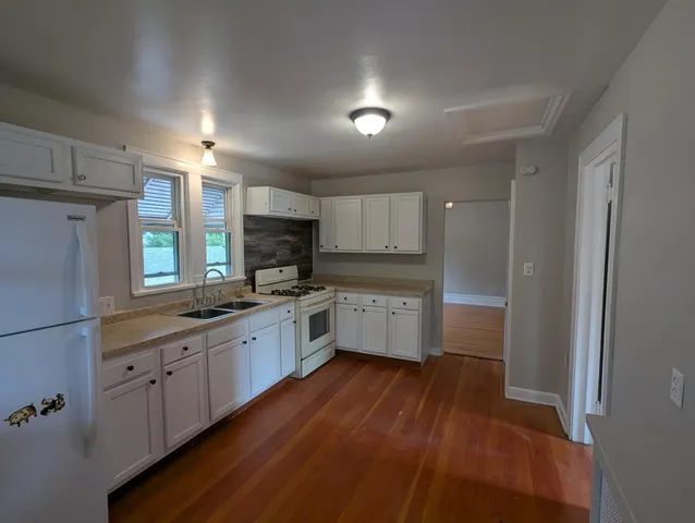 $2,025 | 947 6th Street East, St. Paul, MN 55106