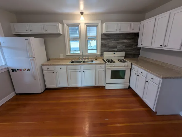 $2,025 | 947 6th Street East, St. Paul, MN 55106