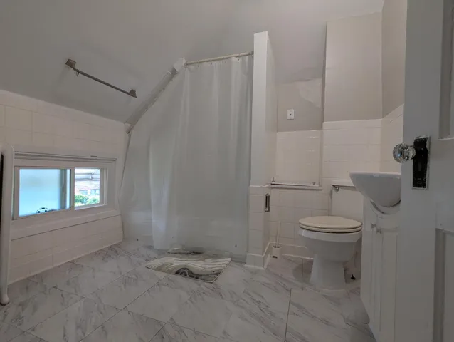 $2,025 | 947 6th Street East, St. Paul, MN 55106