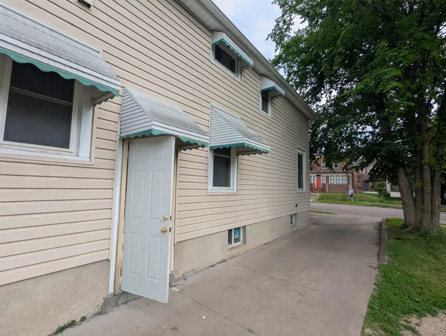 $2,025 | 947 6th Street East, St. Paul, MN 55106