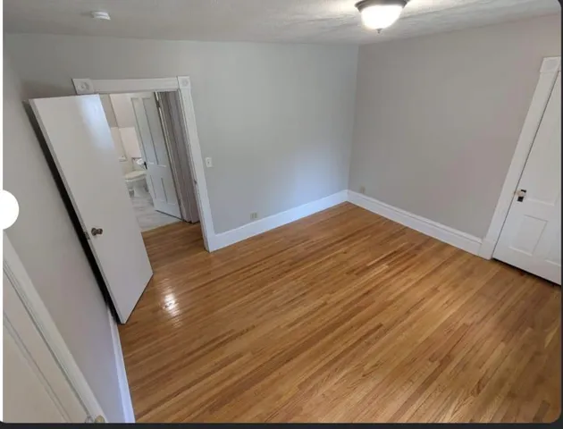 $2,025 | 947 6th Street East, St. Paul, MN 55106