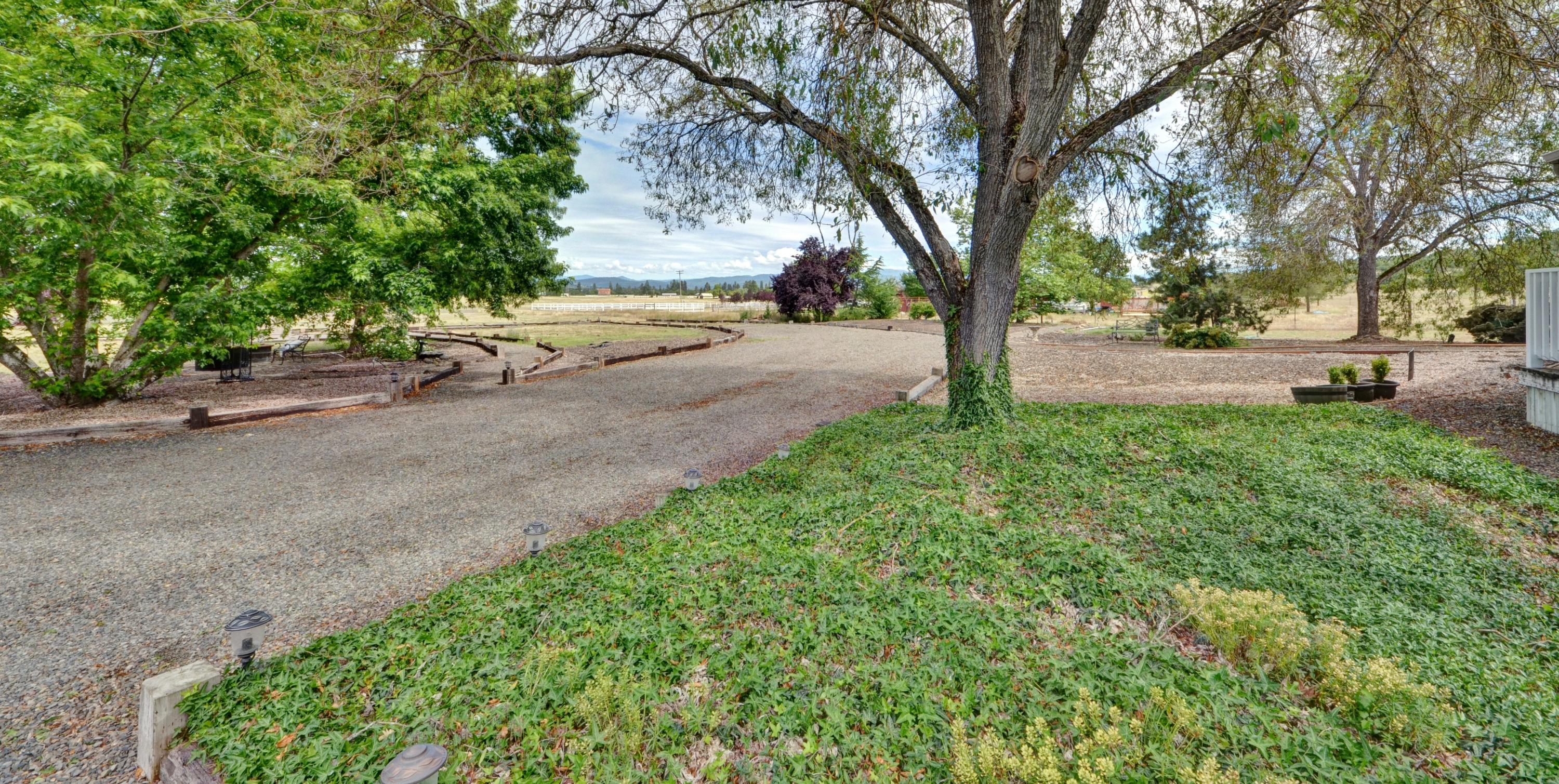 11005 Antioch Road White City, OR 97503 - Photo 8 of 62 Front drive.
