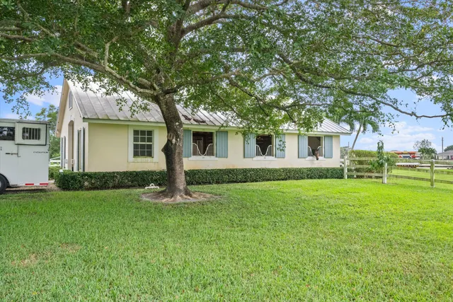 a view of yard with green space