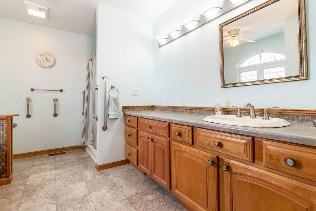 3337 Gooding Road Marion, OH 43302 - Photo 13 of 41 Large master bath with lots of counter space.
