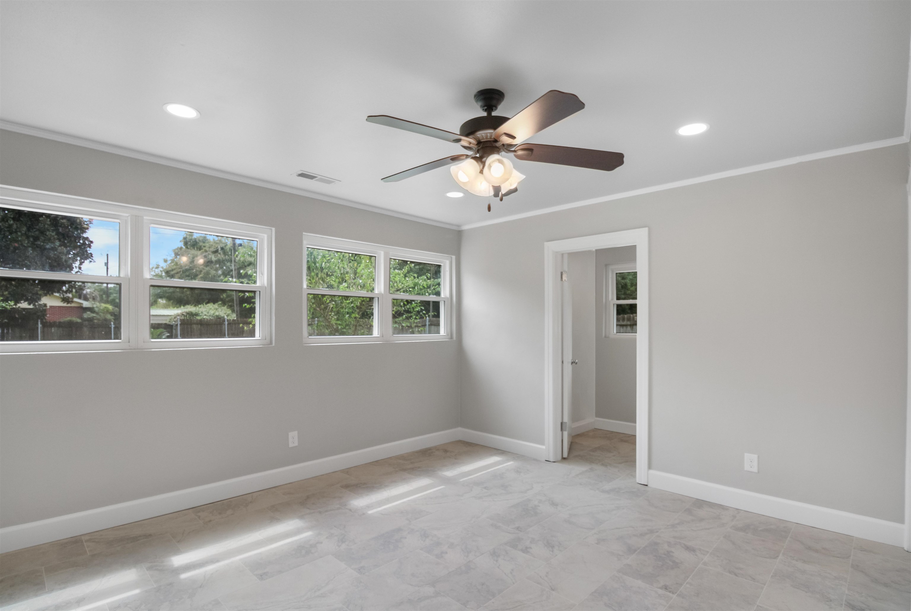 419 West Myrtle Avenue Foley, AL 36535 - Photo 10 of 17 Living Room