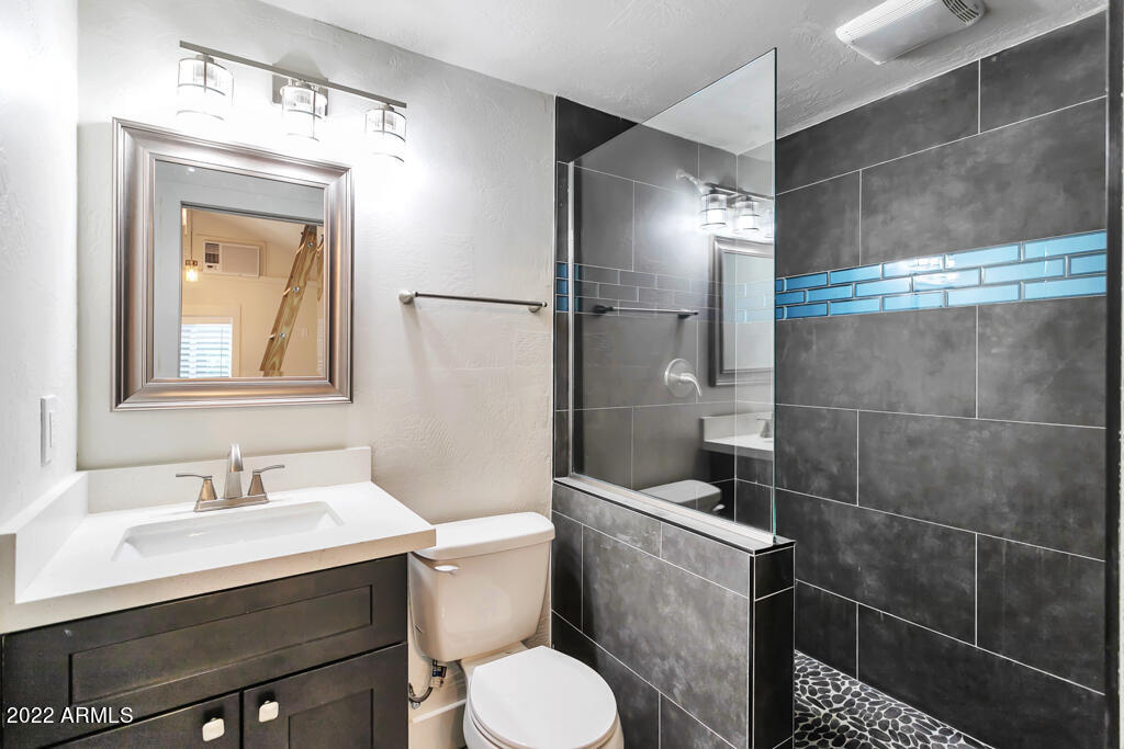 1638 East Granada Road, Unit B Phoenix, AZ 85006 - Photo 7 of 19 a bathroom with a sink toilet and shower