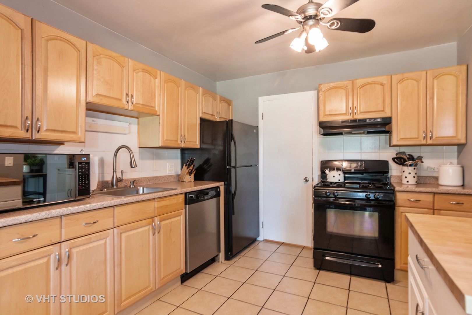 1374 7 Pines Road, Unit B1 Schaumburg, IL 60193 - Photo 4 of 14