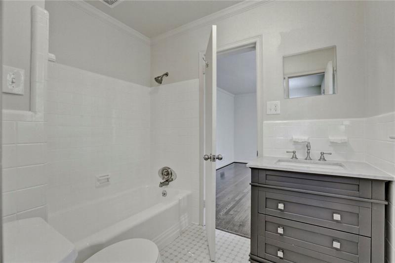 1195 Mt Paran Road Northwest Atlanta, GA 30327 - Photo 14 of 24 a bathroom with a sink a toilet and a bathtub