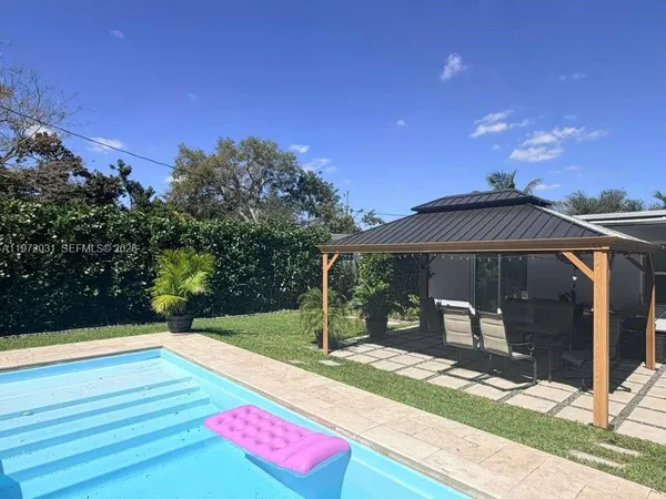 a view of a house with yard and tree s