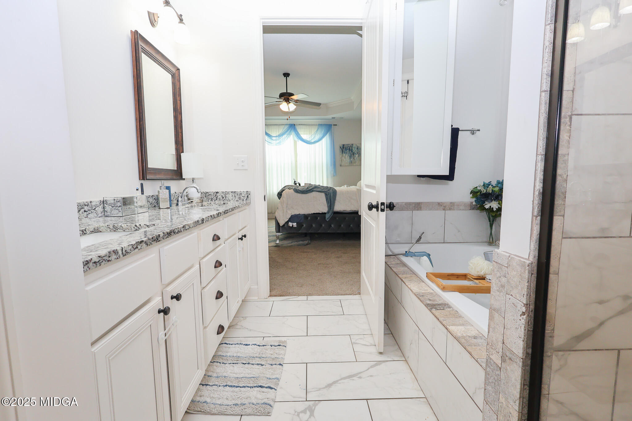 110 Gwendolyn Avenue Perry, GA 31069 - Photo 16 of 23 a bathroom with a tub sink and mirror