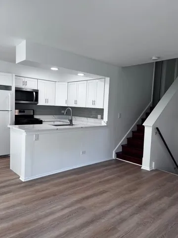 $2,400 | 408 Inverrary Lane, Deerfield, IL 60015