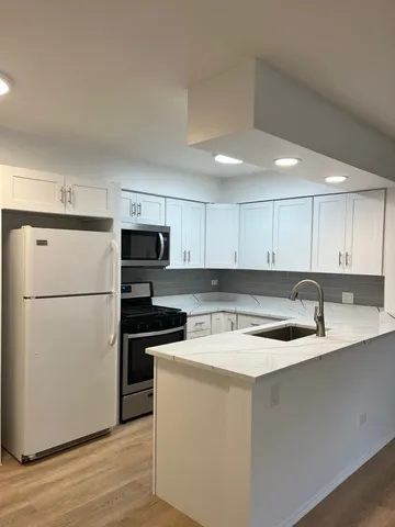 $2,400 | 408 Inverrary Lane, Deerfield, IL 60015