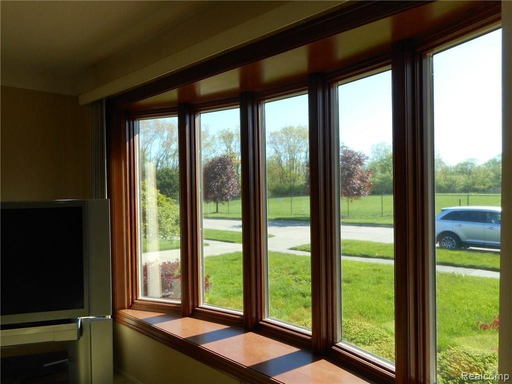 17544 Clark Street Riverview, MI 48193 - Photo 30 of 61 BAY WINDOW LIVING ROOM