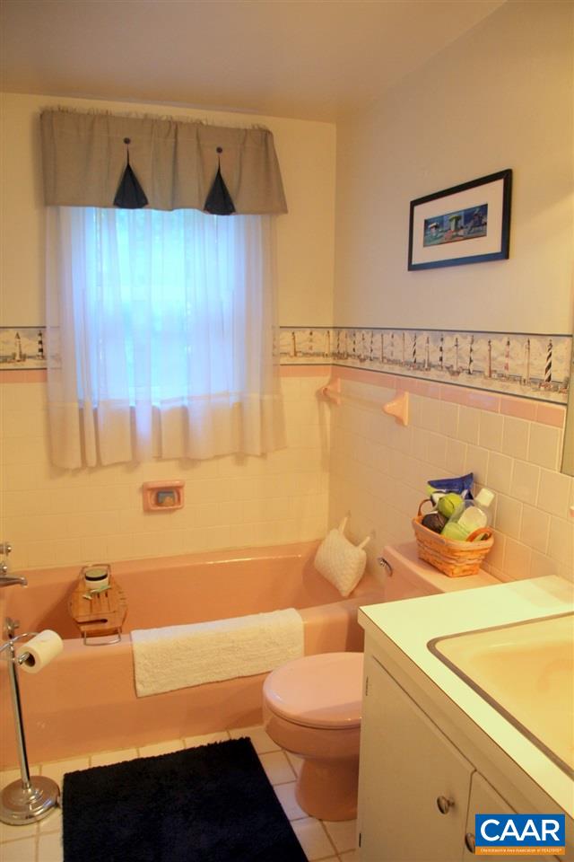 88 Good Hope Church Road Aroda, VA 22709 - Photo 21 of 30 a bathroom with a bathtub and a sink