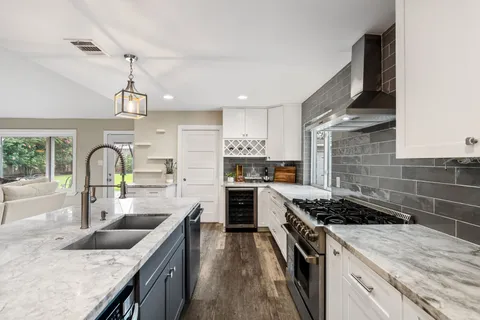 $575,000 | 10735 Cedar Creek Drive, Houston, TX 77042
