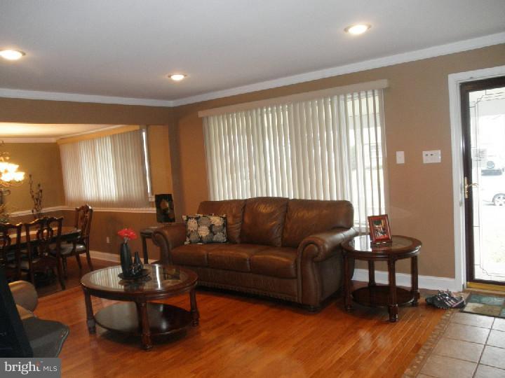 273 Poplar Road Warminster, PA 18974 - Photo 2 of 23 Living Room