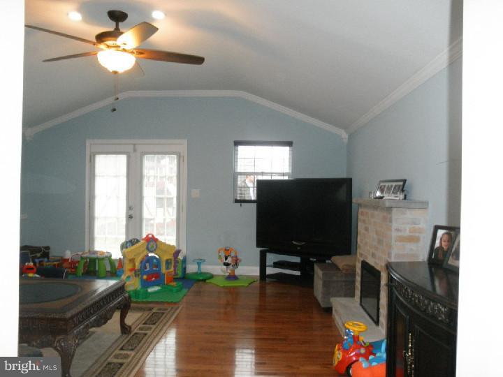 273 Poplar Road Warminster, PA 18974 - Photo 11 of 23 Family Room