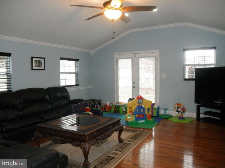 273 Poplar Road Warminster, PA 18974 - Photo 10 of 23 Family Room