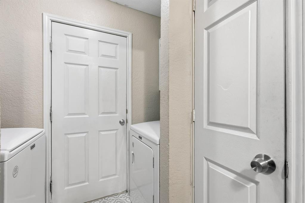 1312 Hackamore Street Mesquite, TX 75149 - Photo 11 of 23 Laundry area featuring a textured wall and washing machine and clothes dryer