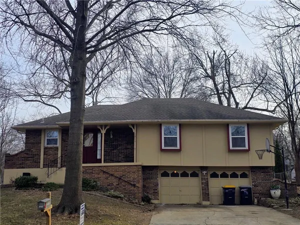 $275,000 | 1211 Southeast Briarcroft Street, Lee's Summit, MO 64063