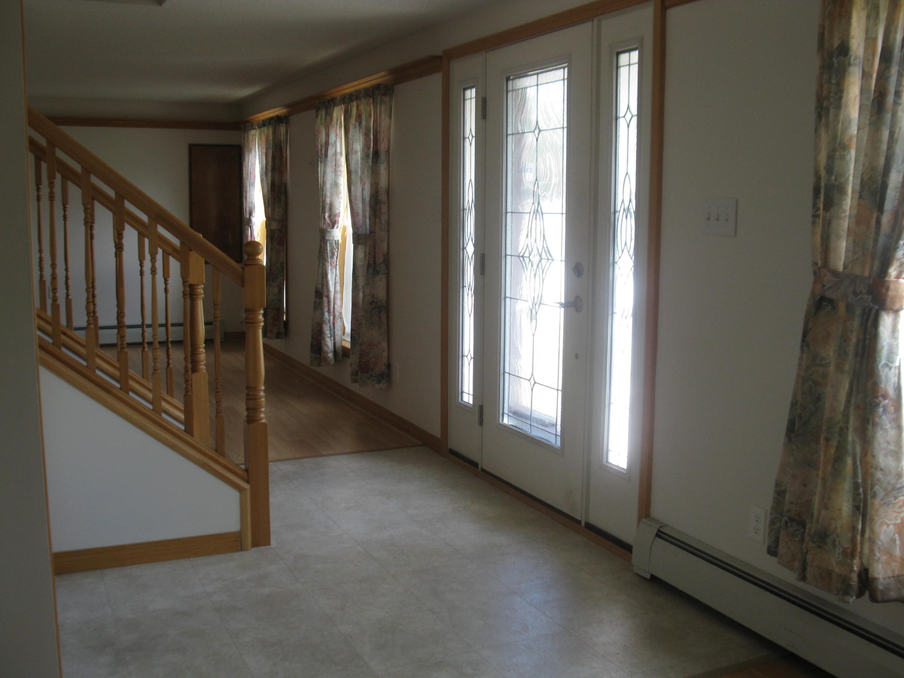 669 Main Street Springvale, ME 04083 - Photo 3 of 24 Living room