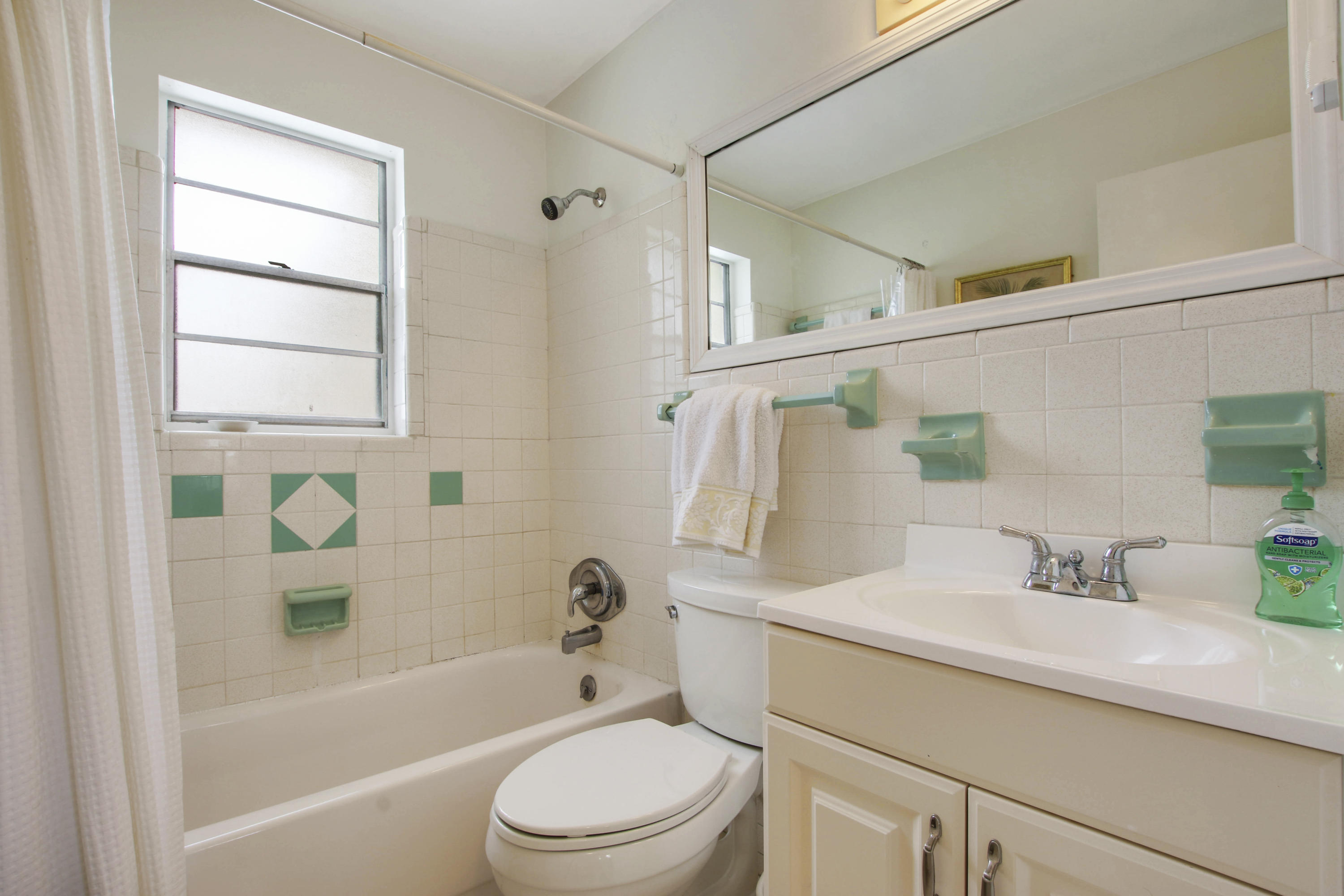 3697 Holiday Road Palm Beach Gardens, FL 33410 - Photo 19 of 31 Second Bathroom