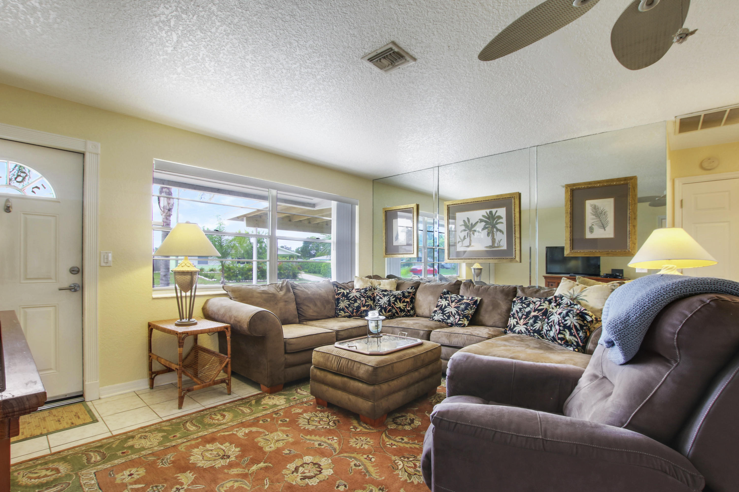 3697 Holiday Road Palm Beach Gardens, FL 33410 - Photo 6 of 31 Living Area