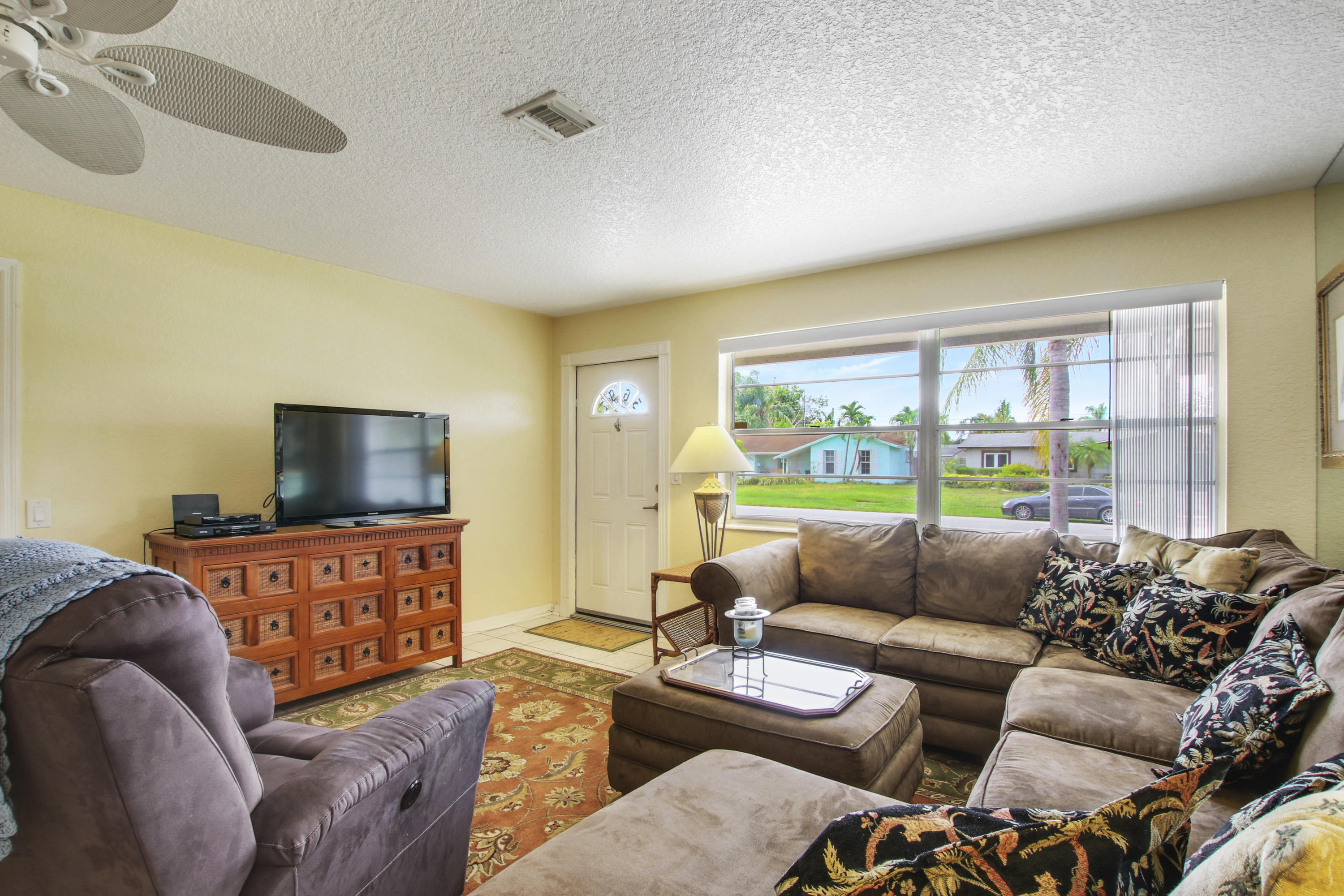3697 Holiday Road Palm Beach Gardens, FL 33410 - Photo 7 of 31 Living Area